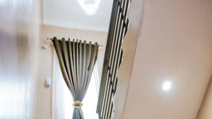Una escalera de madera con barandillas metálicas que conduce a una plataforma.