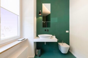 Douche, sèche-cheveux, serviettes fournies, savon