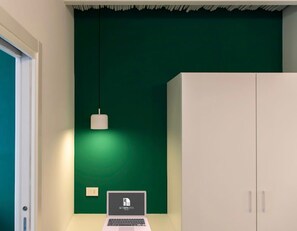 Caja fuerte, escritorio, sistema de insonorización y wifi gratis