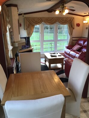 Chalet | Dining - Beautiful 2-bed Chalet in Llanfairpwllgwyngyll (Llanfairpwllgwyngyll)