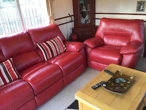Chalet | Living area | TV - Beautiful 2-bed Chalet in Llanfairpwllgwyngyll (Llanfairpwllgwyngyll)