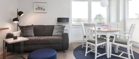 Una televisión, libros, un reproductor estéreo