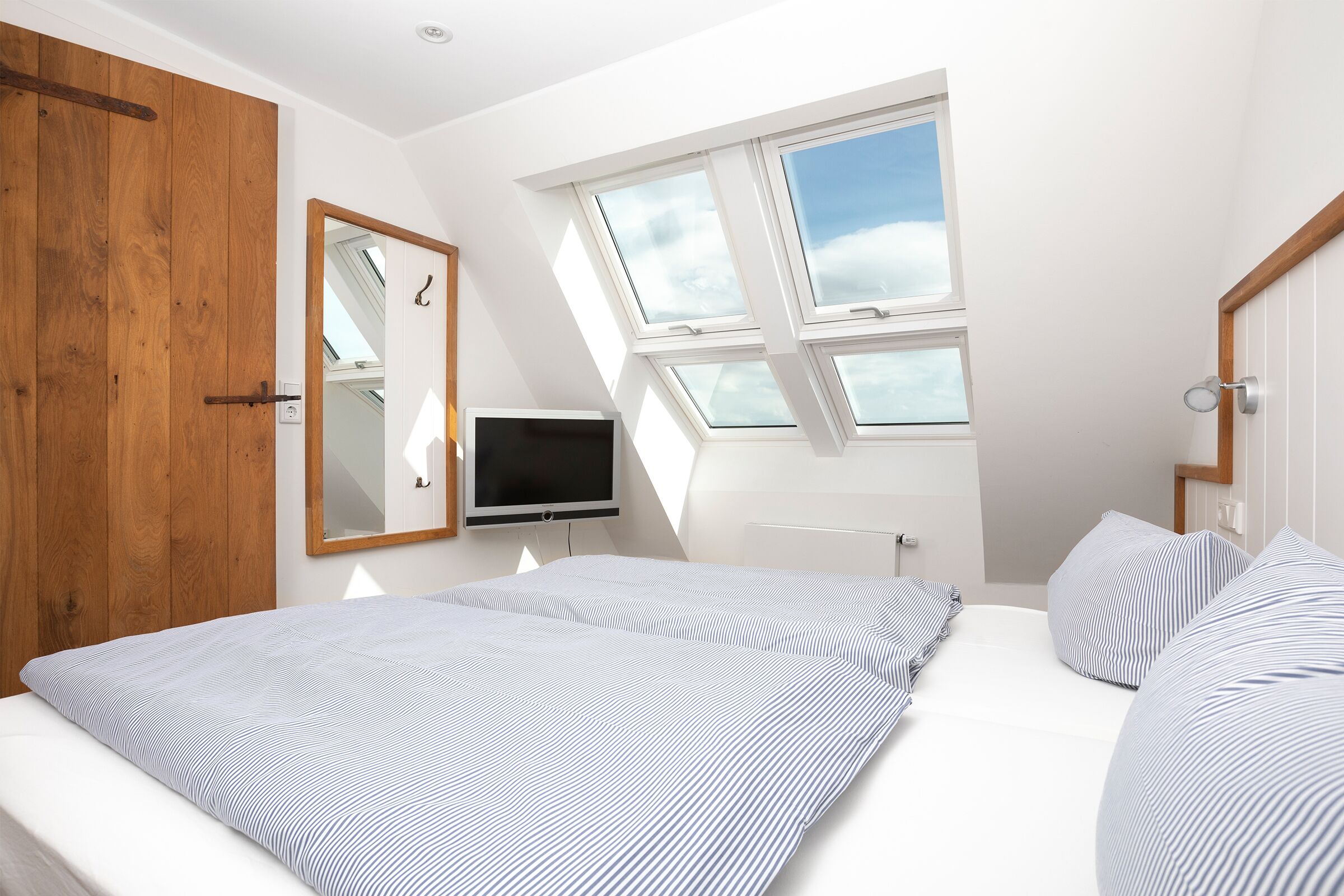 2 bedrooms, travel crib, free WiFi, bed sheets