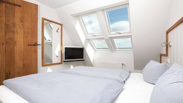 2 bedrooms, travel crib, free WiFi, bed sheets