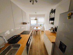 Kühlschrank, Ofen, Herdplatte, Geschirrspüler