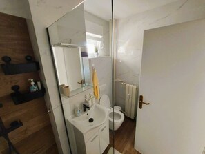 Shower, hair dryer, towels, soap - Sunflower Sky Apartment (Rijeka)
