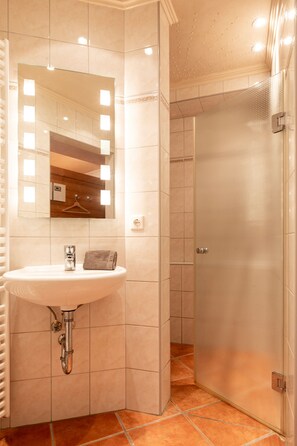 Dusche, Haartrockner, Handtücher