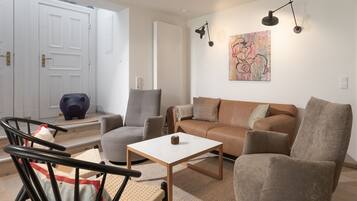 Fernseher, Bücher, Stereoanlage