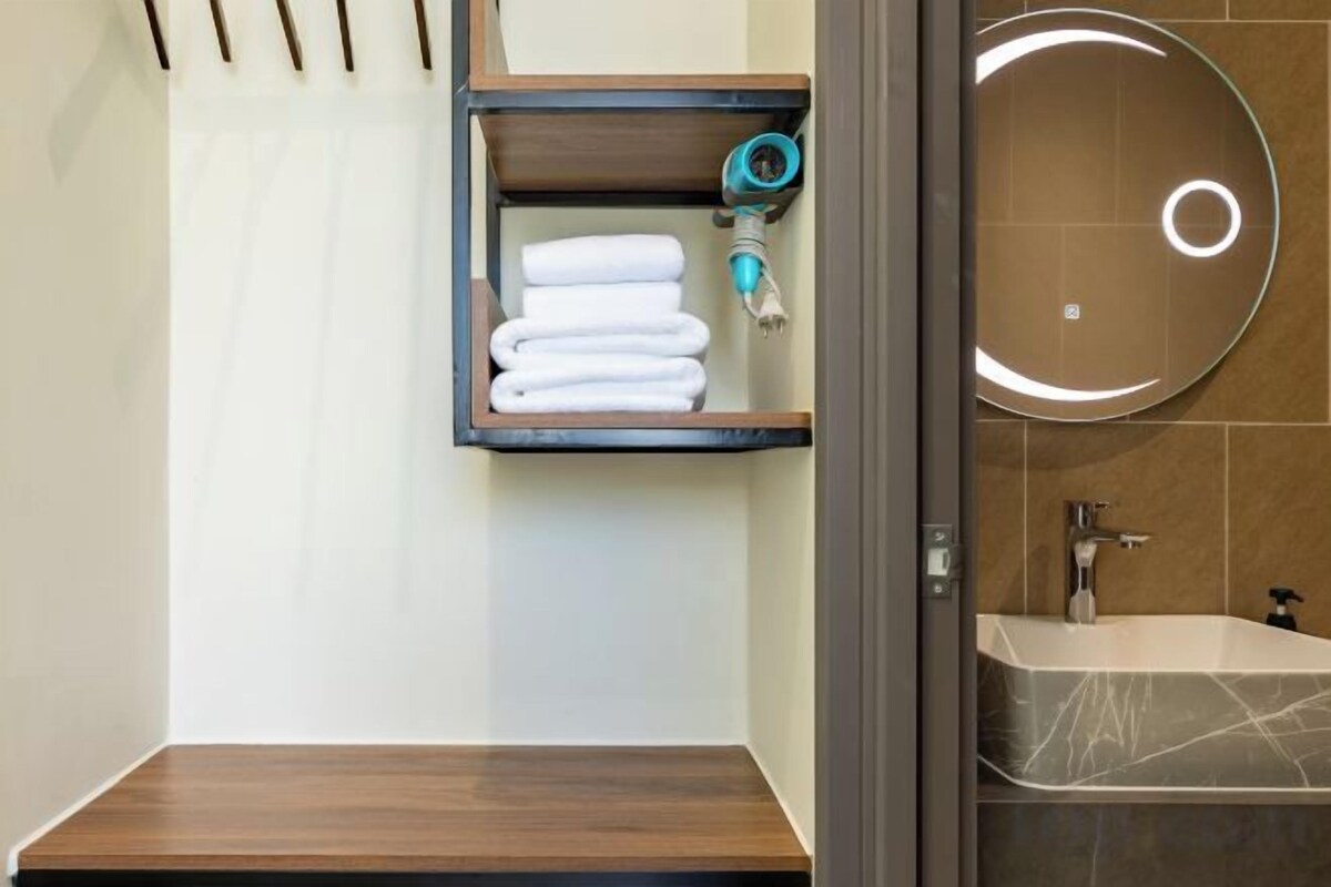 Badkamer | Een douche, een regendouche, gratis toiletartikelen, een haardroger