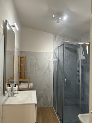 Shower, hair dryer, bidet, towels - 5 Bedroom Apartment in URZULEI (URZULEI)