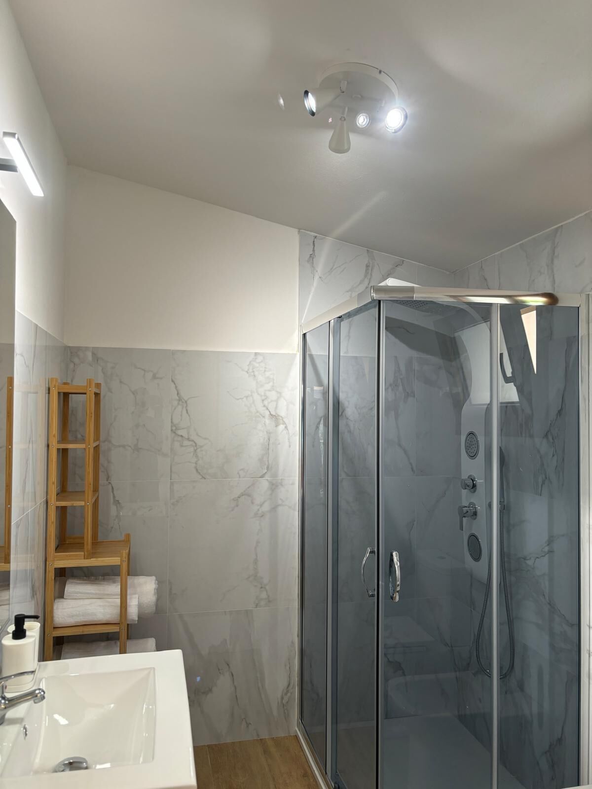 Doccia, asciugacapelli, bidet, asciugamani