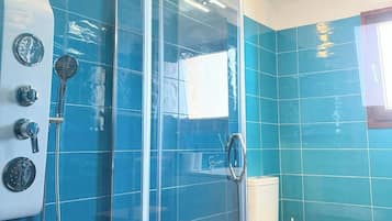 Dusche, Haartrockner, Bidet, Handtücher