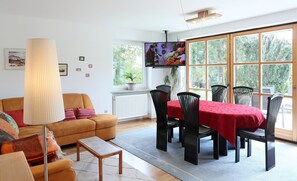 TV, books - 90 m² (970 sf) holiday flat top location for Upper Bavaria and Munich South
 (Schäftlarn)