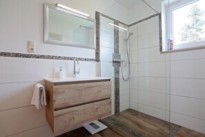 Shower, free toiletries, hair dryer, bidet