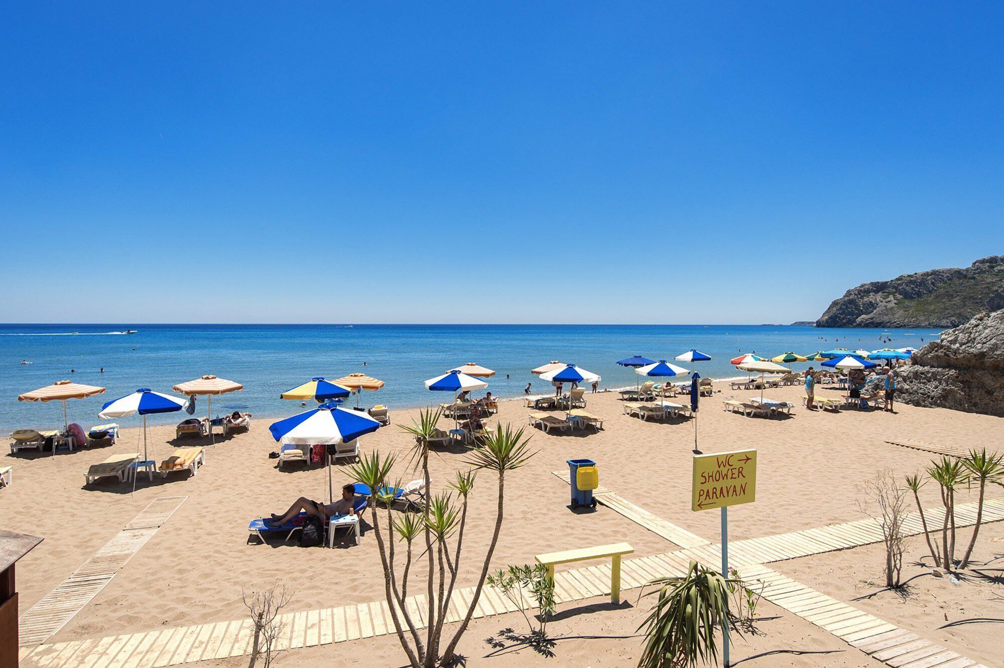 Chaises longues, serviettes de plage