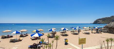 Chaises longues, serviettes de plage