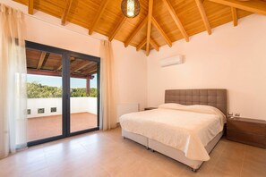 4 bedrooms, in-room safe, iron/ironing board, free WiFi