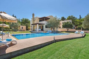 Una piscina al aire libre, una piscina climatizada