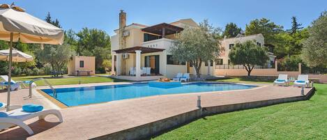 Una piscina al aire libre, una piscina climatizada