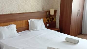 1 dormitorio, tabla de planchar con plancha, wifi y ropa de cama
