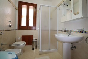 Een douche, een haardroger, een bidet, handdoeken