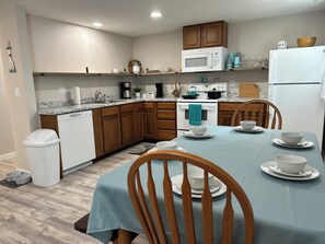 Fridge, microwave, oven, stovetop - Sloanhouse, Centrally located with Houghton Lake views (Houghton Lake)