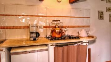 Oven, coffee/tea maker, cookware/dishes/utensils