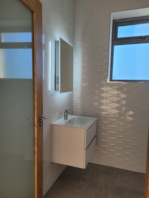 Cottage | Bathroom | Shower, hair dryer, towels - Immaculate 2-bed Cottage in Tuam (Polladooey)