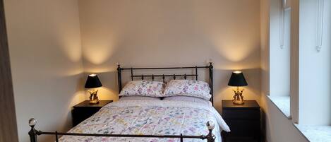 Cottage | 2 bedrooms, iron/ironing board, free WiFi, bed sheets