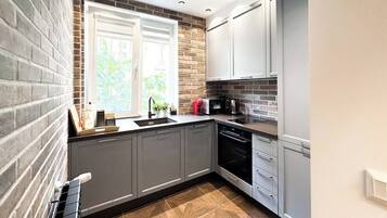 Coffee/tea maker, fridge, microwave, oven