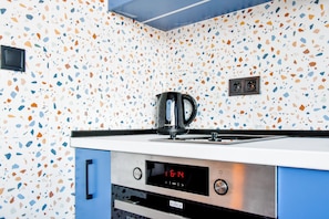 Frigorifero, forno, piano cottura, pentole/stoviglie/utensili