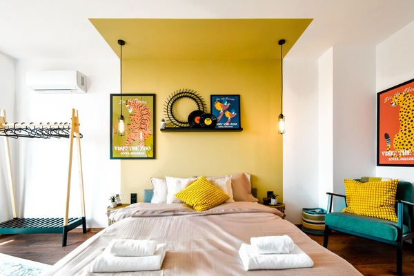 #SofiaSharedCharm
#CityscapeTerraceViews
#PastelRetreatSofia
#SharedLuxuryLiving
#CozyCommunalExperience