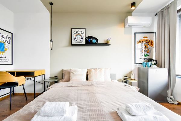 #SofiaSharedCharm
#CityscapeTerraceViews
#PastelRetreatSofia
#SharedLuxuryLiving
#CozyCommunalExperience