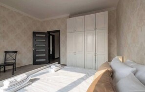 2 عدّة غرف نوم ومكواة/لوح كي وواي فاي مجانًا وملاءات أسرّة