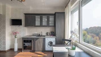 Kühlschrank, Ofen, Herdplatte, Wasserkocher mit Kaffee-/Teezubehör