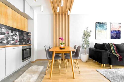 Downtown - Netflix - AC - Next to Metro and Train