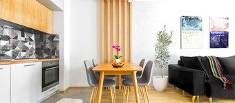 Downtown - Netflix - AC - Next to Metro and Train