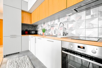 Downtown - Netflix - AC - Next to Metro and Train