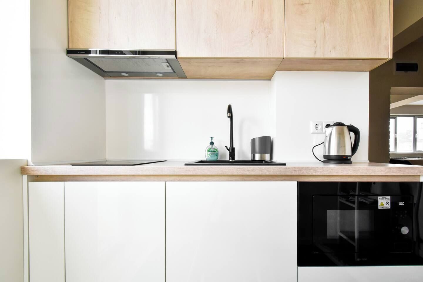 Kühlschrank, Mikrowelle, Herdplatte, Geschirrspüler