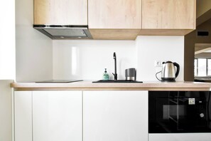 Kjøleskap, mikrobølgeovn, kokeplater og oppvaskmaskin