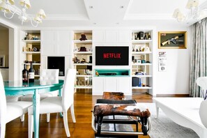 Dining - 3BR+2BH | Jacuzzi | Free Parking | Top Amenities (Sofia)