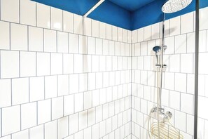 Bathroom - Private Room | AC | Netflix | Desk | Shared BTH (Sofia)