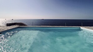 Ein Schwimmbecken mit Blick auf den Ozean.