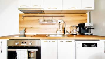 Fridge, oven, stovetop, dishwasher