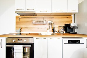 Een koelkast, een oven, een kookplaat, een vaatwasser