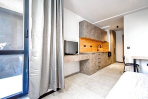 Een strijkplank/strijkijzer, gratis wifi, beddengoed