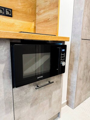 Een koelkast, een microgolfoven, een oven, een kookplaat