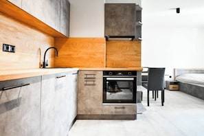 Frigorifero, forno, piano cottura, pentole/stoviglie/utensili