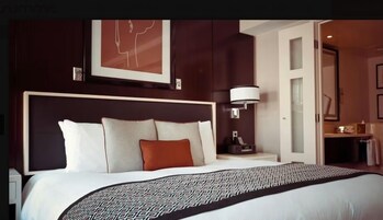 Deluxe Room | 1 bedroom, blackout drapes, soundproofing, free WiFi