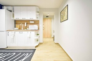 Réfrigérateur, four à micro-ondes, un four, surface de cuisson